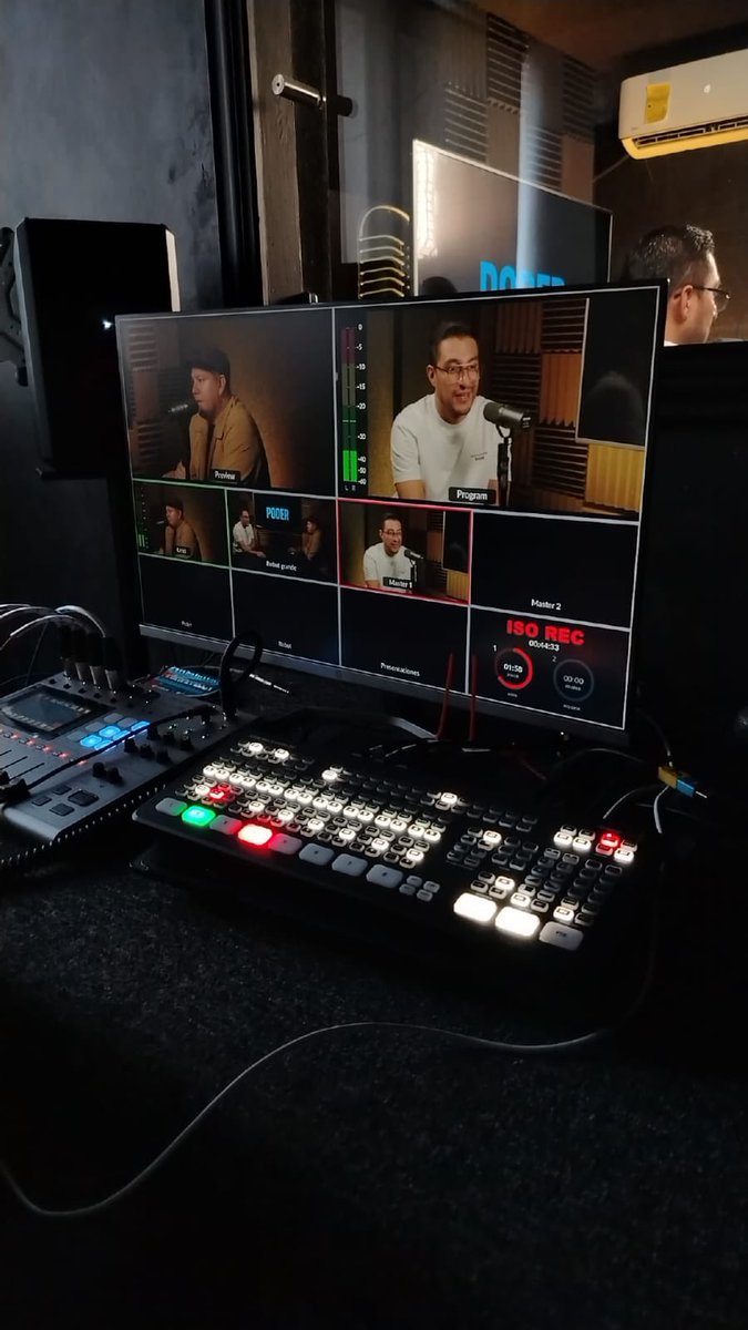 andreseliascom's tweet image. Lo que aprendí grabando la temporada 1 de Poder Podcast

Grabar la primera temporada de Poder me dejó una certeza: los consultores políticos somos una especie particular. Con heridas, obsesiones, talentos y demonios muy parecidos… aunque nunca lo confesemos abiertamente.

Aquí…