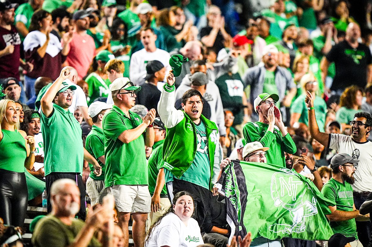 MeanGreenSports's tweet image. Houston is officially MEAN GREEN territory! 💚 #MeanGreenTakeover 

#GMG🦅