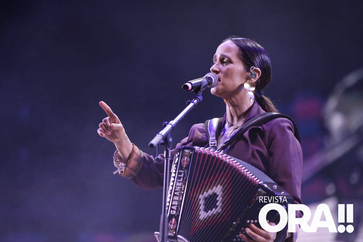 revistaORA's tweet image. ¡Yo te quiero con limón y sal! 🎶
@julietav está presente en el #TecateComuna. 🤯Los poblanos cantan a pulmón sus éxitos. 🎤
¿Cuál es tu canción preferida? Cuéntanos que tal te la estás pasando en el Foro #Cholula 😱👀
