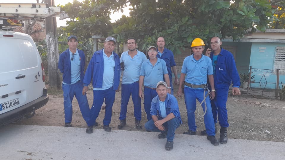 Dalenny89's tweet image. 💪Matanceros y holguineros  #UnidosXCuba concluyen las labores de recuperación de los servicios de telecomunicaciones en la comunidad de Velasco, municipio Gibara. #EtecsaConCuba 🇨🇺 #AlPuebloNosDebemos