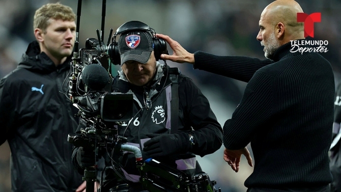 Guardiola le quita los auriculares a un cámara de TV para recriminarle al oído ift.tt/lMjmPx6