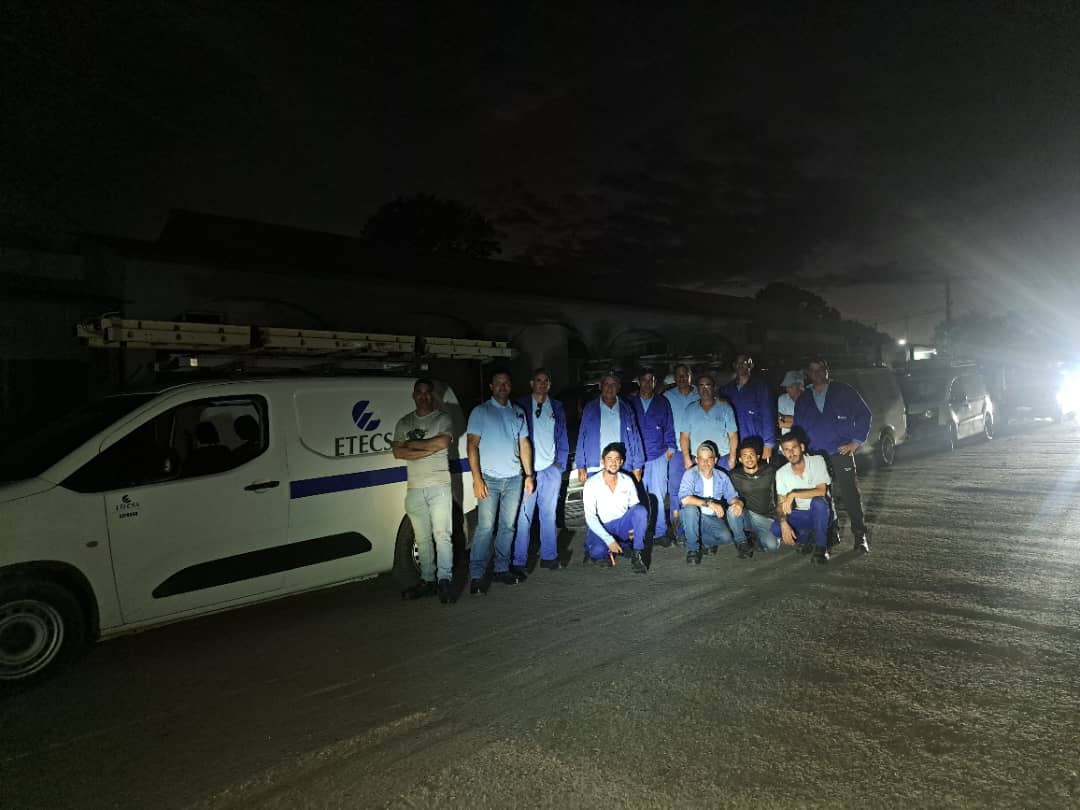 💪Por estos días no hay horarios para estos héroes de azul 💙, de su valor y compromiso con #Cuba  fue testigo hoy la comunidad de Uñas, en el municipio Gibara. #HolguínSí #EtecsaConCuba 🇨🇺