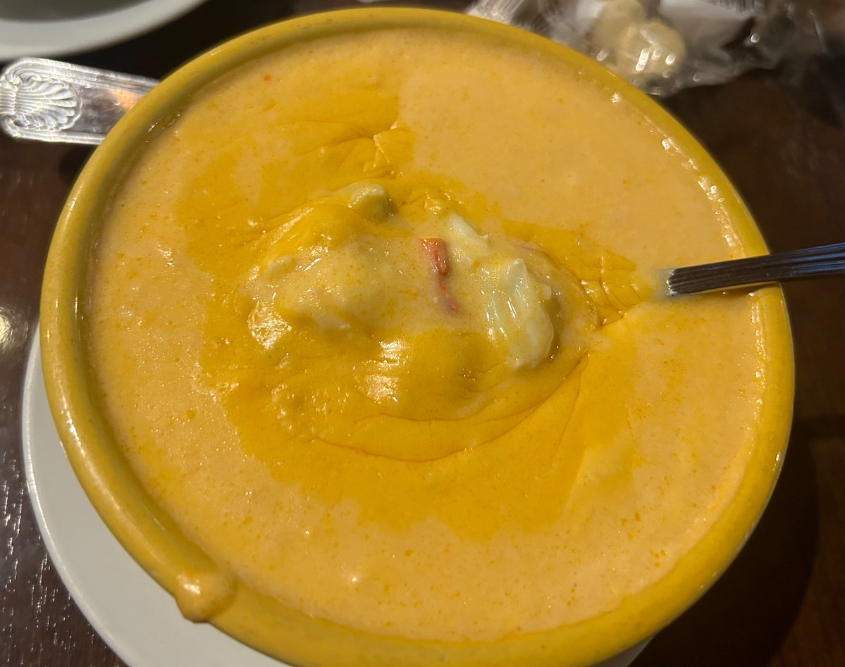 Cmde2014's tweet image. Went out to celebrate my mom’s birthday and this is what I had! Stuffed mushrooms, lobster bisque and fried scallops! I’M SO FULL!!!!