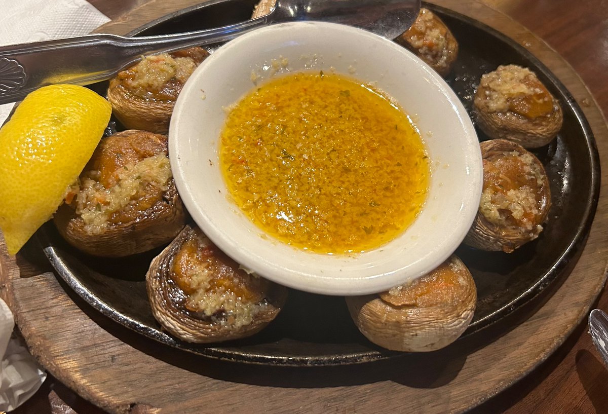 Cmde2014's tweet image. Went out to celebrate my mom’s birthday and this is what I had! Stuffed mushrooms, lobster bisque and fried scallops! I’M SO FULL!!!!