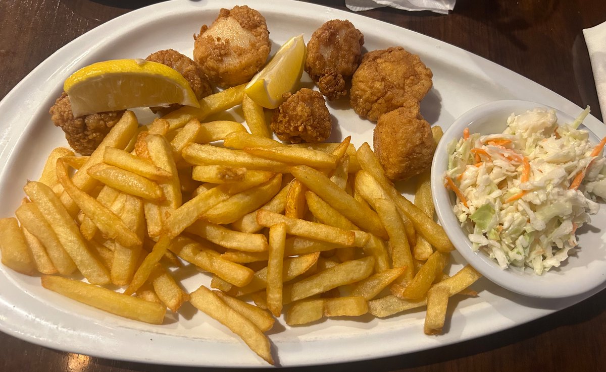 Cmde2014's tweet image. Went out to celebrate my mom’s birthday and this is what I had! Stuffed mushrooms, lobster bisque and fried scallops! I’M SO FULL!!!!