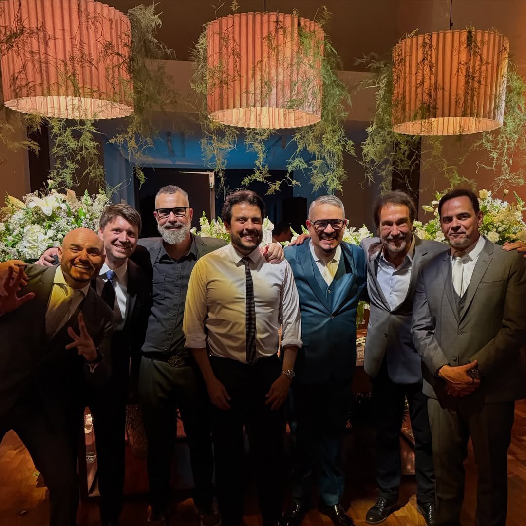 choquei's tweet image. 🚨AGORA: Membros do ‘Pânico’ se reencontram no casamento do Bola e fazem foto lendária.