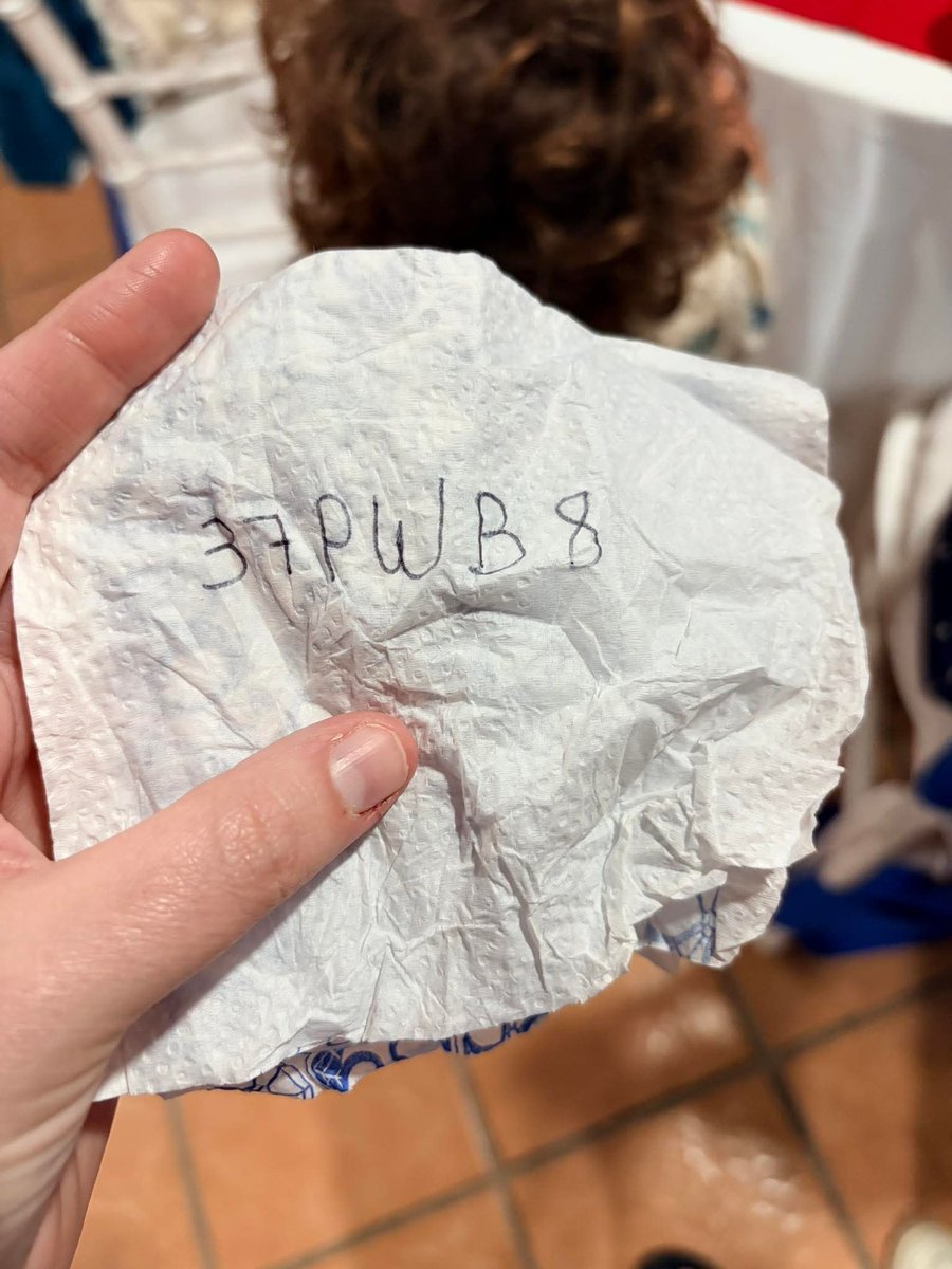 moy_qmac's tweet image. Le dieron un cristalazo al coche de mi esposa. 
Alguien alcanzó a anotar sus placas (porque obviamente eran morros en 1 moto). 

Ofrezco 1 millón de pesos por sus cabez.....

Na, si los conocen solo diganles que devuelvan la computadora, tiene fotos invaluables.