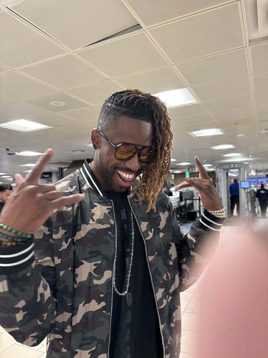 MelMC24's tweet photo. Meeting @MarquetteKing at the airport last weekend was an amazing experience. He was incredibly kind &amp; patient while I totally lost my cool and offered to FaceTime my college football player. I loved him as a player but now I know he’s a great human too. Legend. https://t.co/cWGWomqQpw