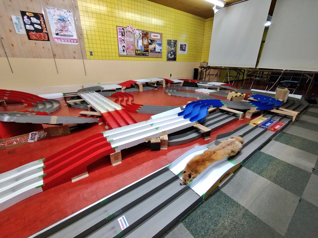 HOTBOX開店しました、が！！
本日ミニ四駆のコース組み替えのため15:00までコースがご利用いただけません。何卒ご理解のほどよろしくお願い申し上げます🦊
#ミニ四駆
#mini4wd