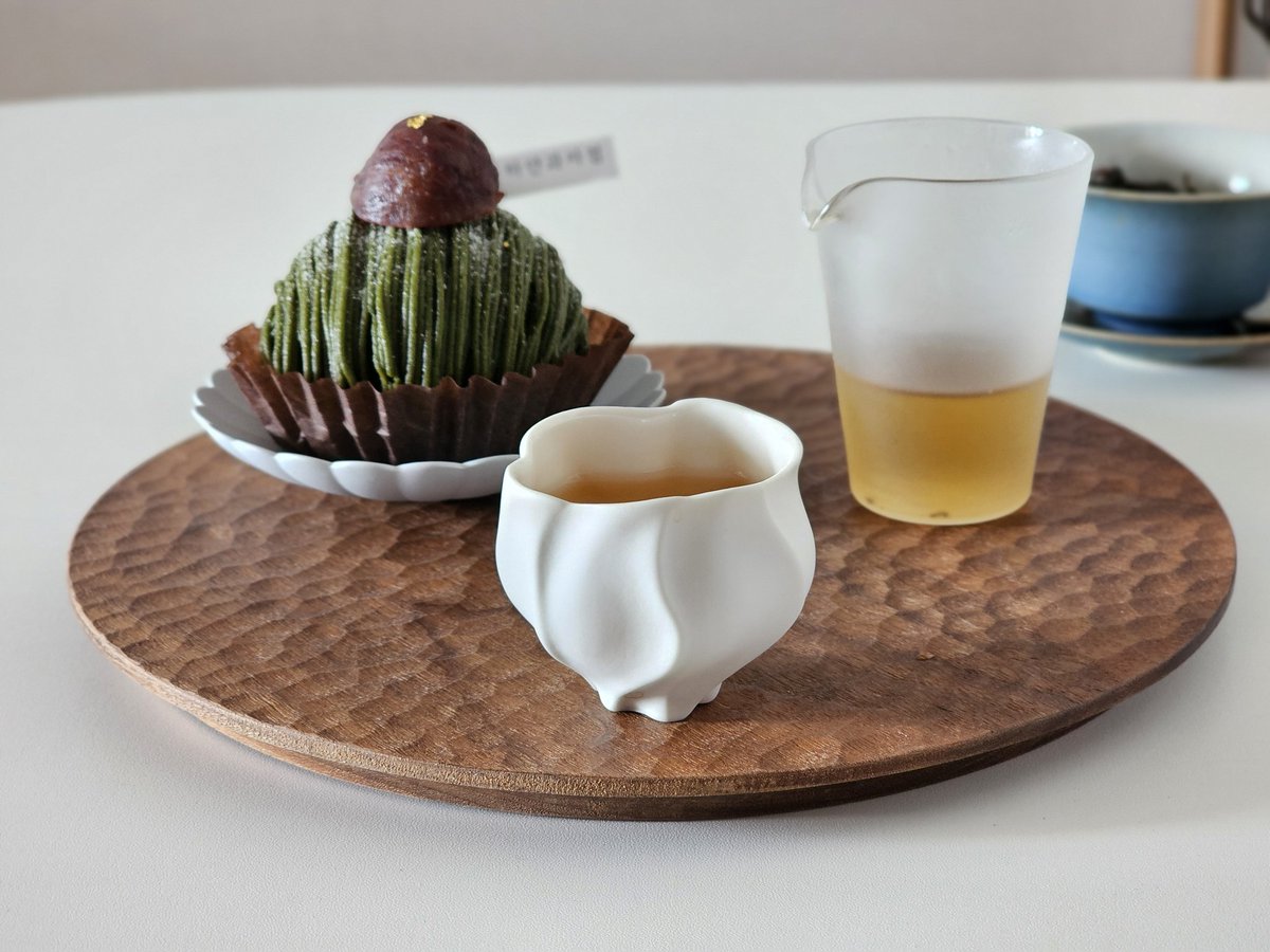 _j_diary_'s tweet image. 가을 색깔 가득한 찻자리.
디저트는 우지말차몽블랑.
눈 내리기 전까지는 가을이지!!!