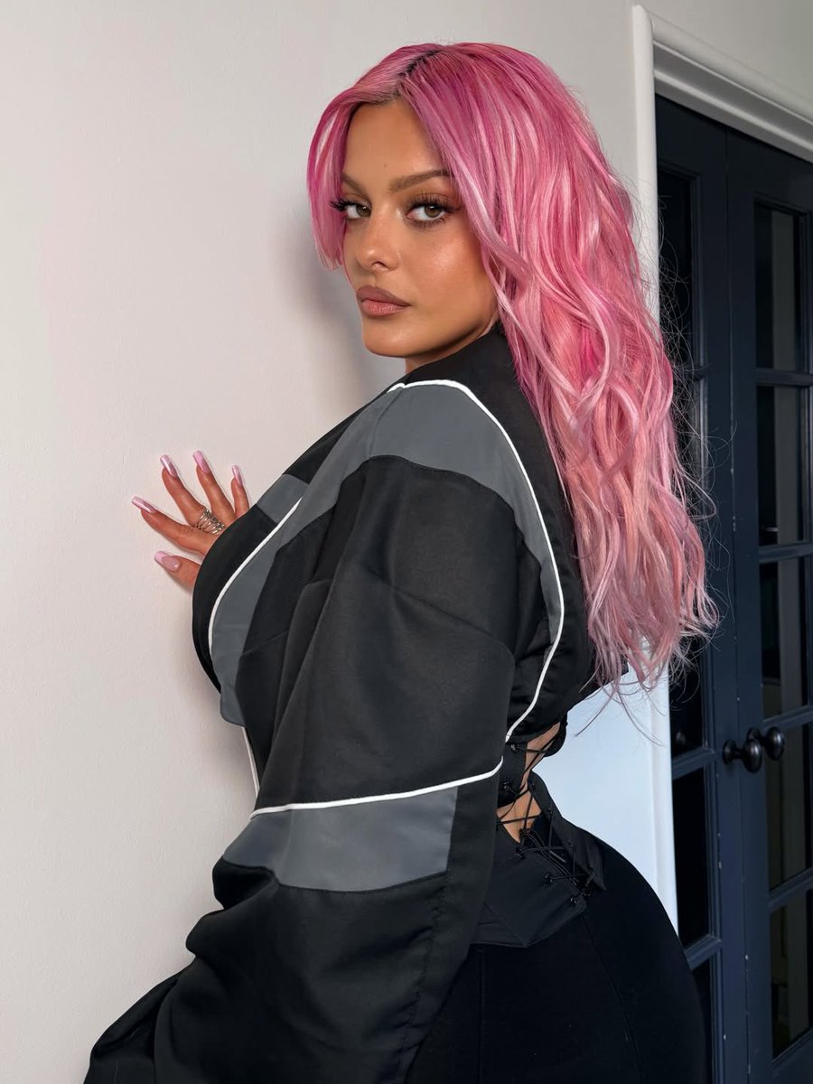 RexhaBrasil's tweet photo. Bebe Rexha aparece belíssima e não choca ninguém! https://t.co/3uUBGR9eMv