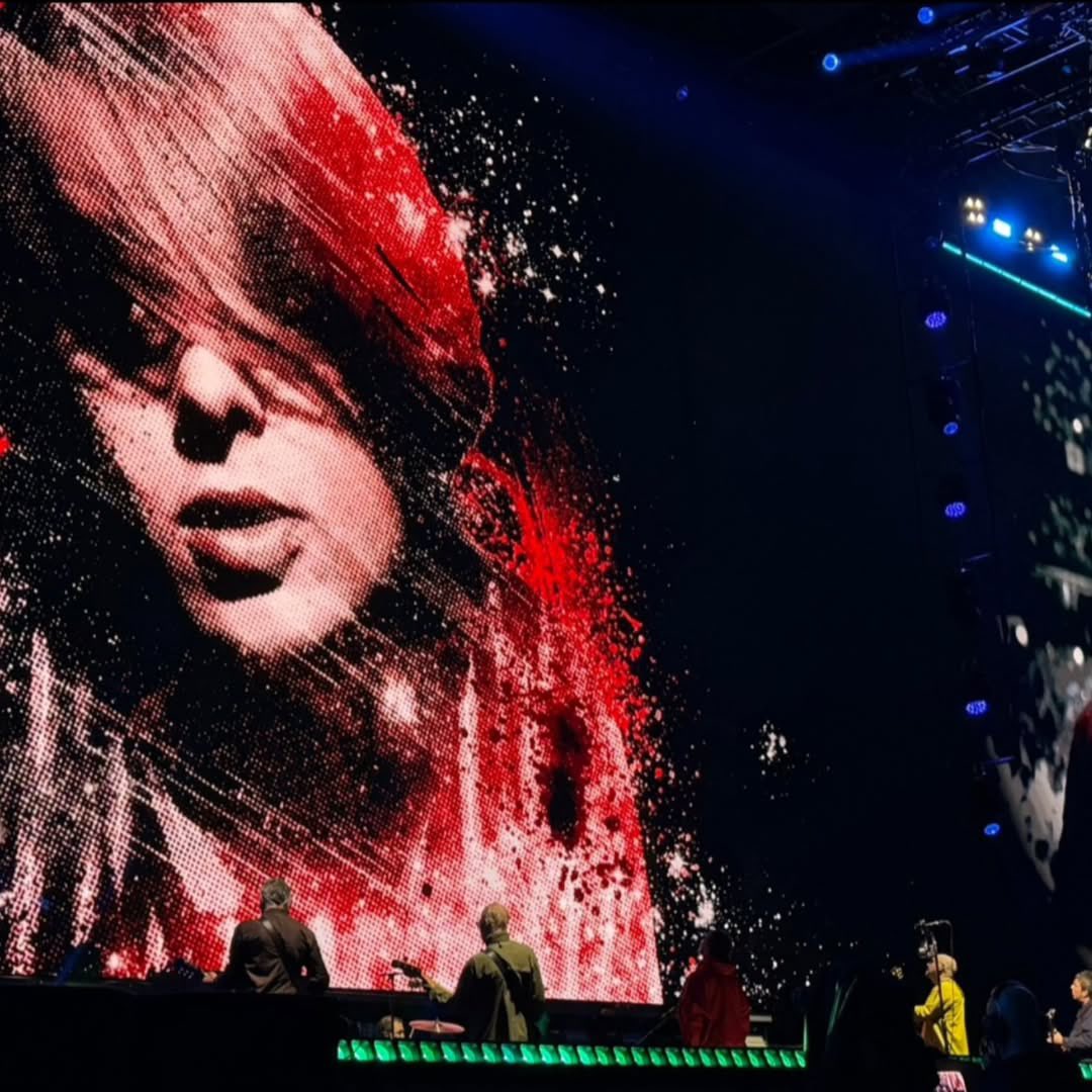 itsbeacastaneda's tweet image. The whole band turning to Mani. What a perfect tribute to a legend.