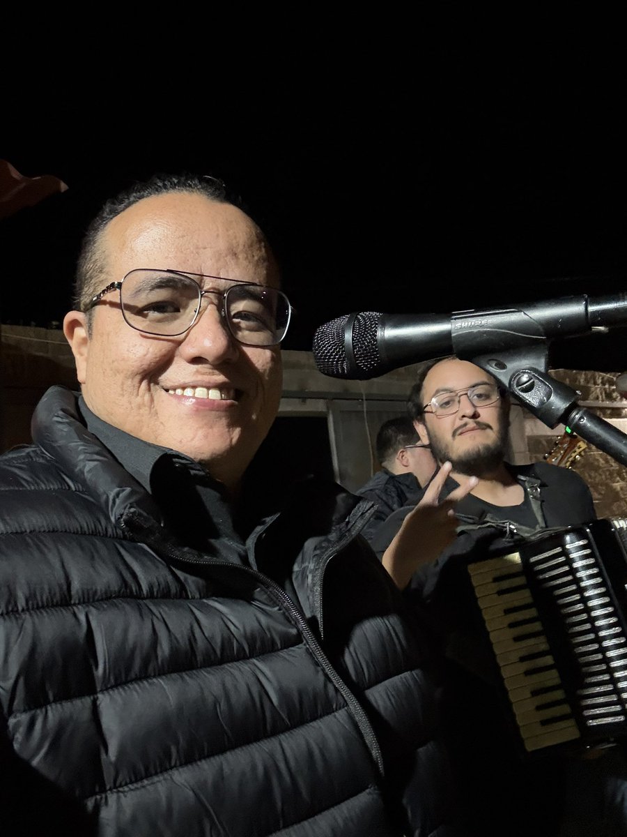 A festejar el #DíaDelMúsico como se debe! Hoy toca!!! Con #AlmaNorteña #Durango 🎤🤠
