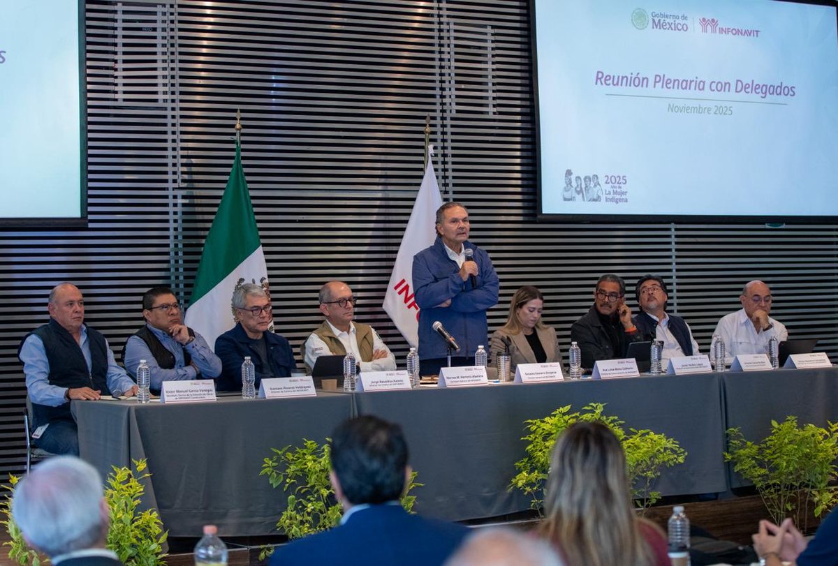 OctavioRomero_O's tweet photo. Hoy sostuvimos la Tercera Reunión Plenaria con delegados regionales, así como gerentes de Crédito y Administración del @Infonavit para revisar el avance del programa #ViviendaParaElBienestar impulsado por la Presidenta @Claudiashein.

Ya iniciamos la construcción de 255 mil viviendas y cerraremos el año con 300 mil contratadas, acercándonos a la meta de 1.2 millones en este sexenio. 

Estas viviendas son accesibles para los trabajadores que ganan entre 1 y 2 salarios mínimos, especialmente para las y los jóvenes, quienes, con su creciente capacidad de pago, pueden asumir compromisos de manera responsable, abriéndoles la puerta a un patrimonio propio y a un futuro más seguro.

Hicimos un llamado a reforzar la coordinación en cada estado y asegurar, con el trabajo decidido de todas y todos en el Instituto, que cada familia trabajadora acceda a una vivienda digna que mejore su calidad de vida y le brinde bienestar.

#ConstruyendoJuntos
#2doPiso4T