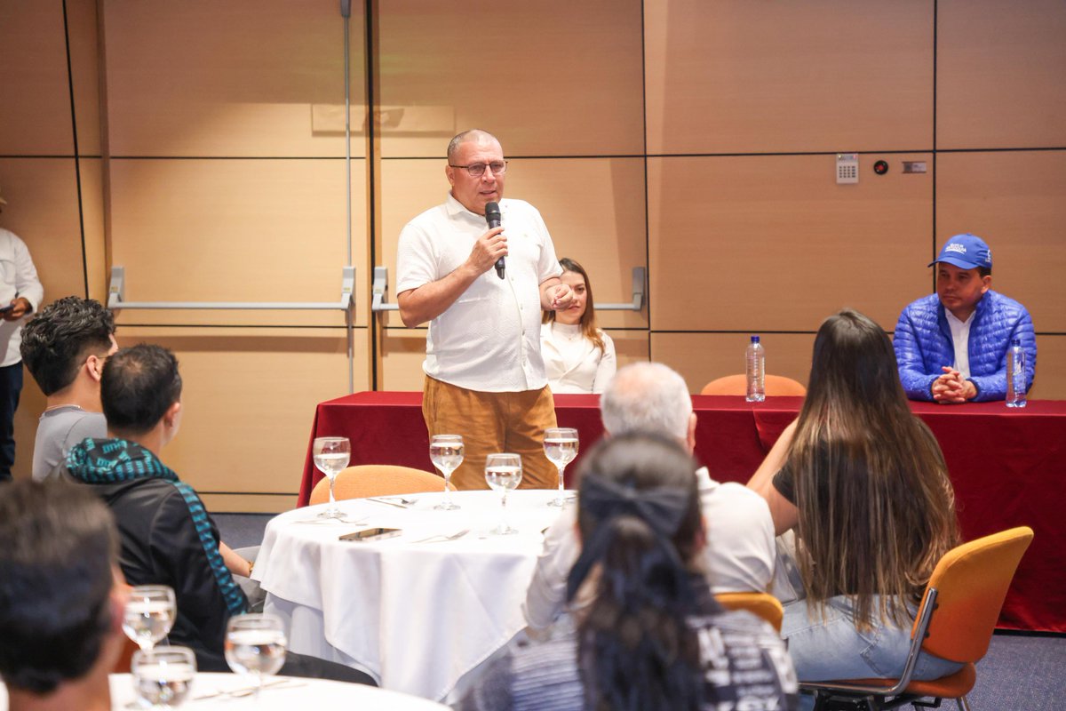 SenadorTrujillo's tweet image. Tenemos amigos de muchos años en Itagüí que han sido testigos directos de la transformación de la ciudad, como Oscar Grisales, que con  su apoyo comprometido ha contribuido a la gran calidad de vida que hoy tienen las familias itagüiseñas. ¡Gracias Oscar por tu respaldo siempre!…