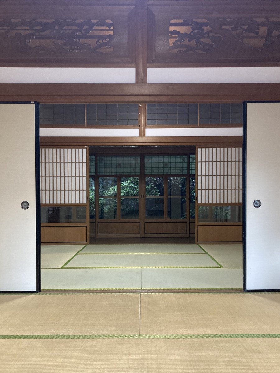 【まったり古民家ニュース🍵】

おはようございます。いつもお越し頂きありがとうございます。

損傷が著しかった奥の和室の畳が、数日前に新しくなりました。

色や質感など隣の和室と差があります。
お写真に影響あるかもしれませんが何卒ご理解のほどよろしくお願いします🙇‍♀️