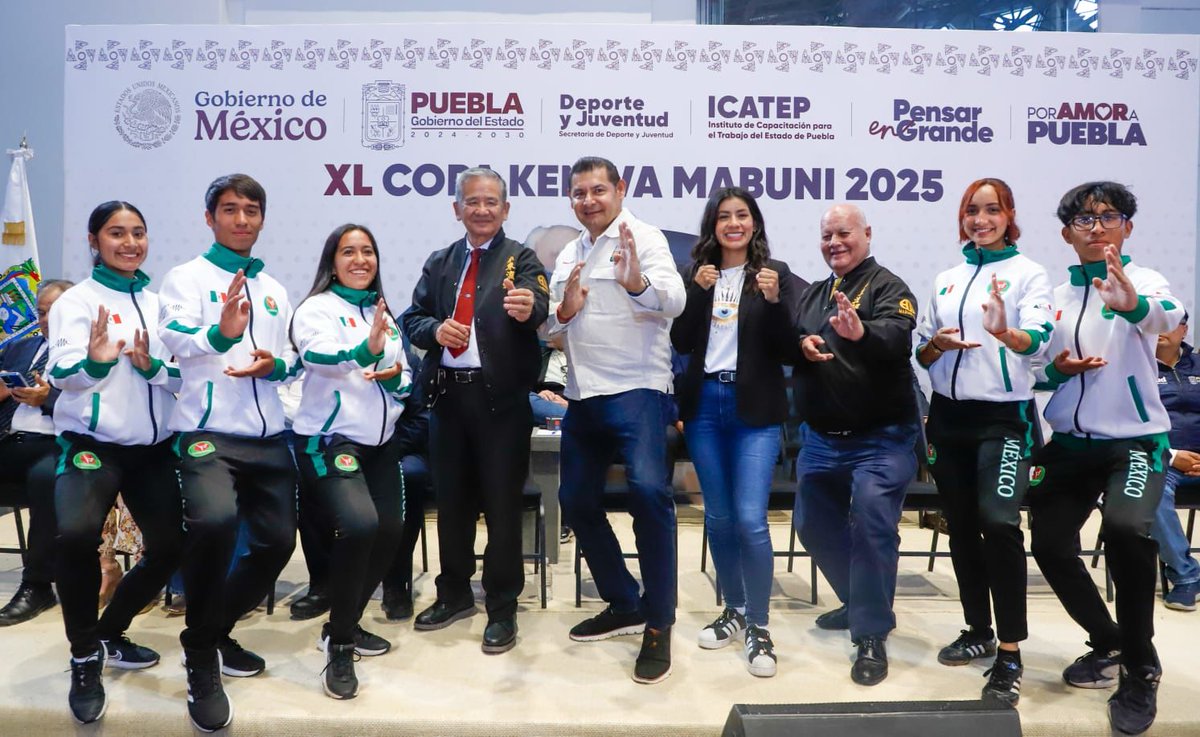 Trafico_Puebla's tweet image. 🥋Con atletas de todo el país, se celebró el XL Campeonato Nacional “Copa Kenwa Mabuni 2025”. 
El gobernador @armentapuebla_ reconoció a las y los competidores y destacó los valores del karate que han guiado su trayectoria. 🇲🇽✨ 

#CopaKenwaMabuni #KarateDo #Puebla #Noticias
