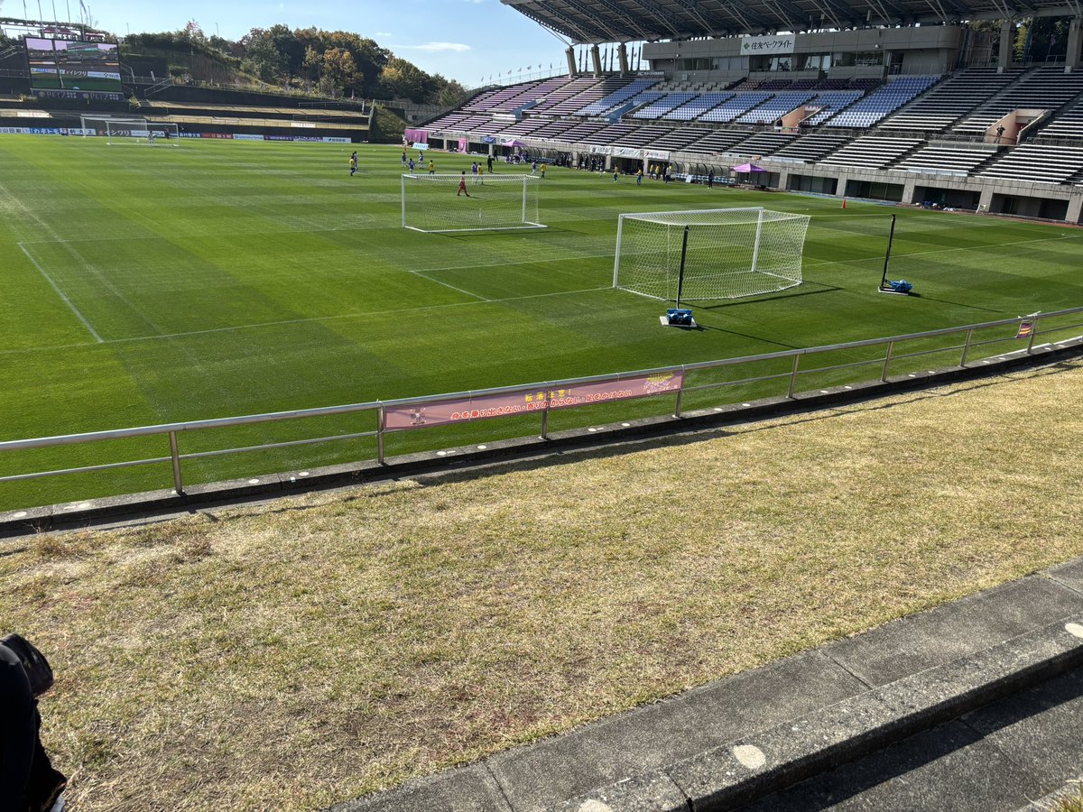 SagantinoNORD's tweet image. 今日のアウェイ藤枝戦です。

入場口入って階段を降りた所を応援の中心とします。

リーグ戦最後のアウェイとなります。
絶対に勝って、次のホーム最終戦に繋げましょう！

今日もよろしくお願いします！
#サガン鳥栖 #ONEHEART