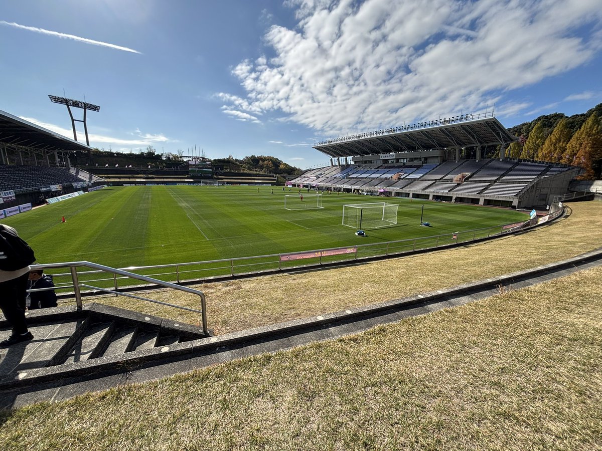 SagantinoNORD's tweet image. 今日のアウェイ藤枝戦です。

入場口入って階段を降りた所を応援の中心とします。

リーグ戦最後のアウェイとなります。
絶対に勝って、次のホーム最終戦に繋げましょう！

今日もよろしくお願いします！
#サガン鳥栖 #ONEHEART