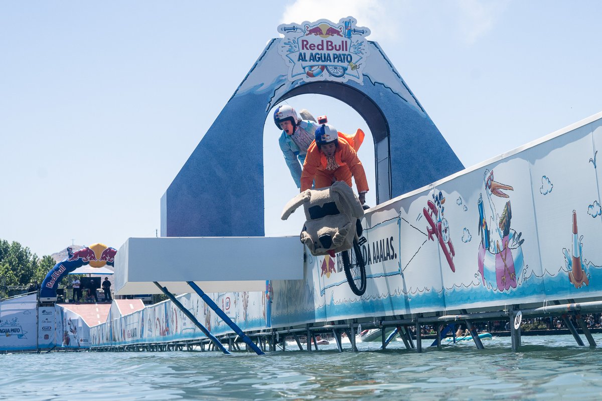 redbullCL's tweet image. ¡Así se vivió la gran final de Red Bull Al Agua Pato 2025 en Santiago! 🦆

Caídas épicas, bikes increíbles y un público que lo dio todo. 

Revive los mejores momentos 👉redbull.com/cl-es/red-bull…

#AlAguaPato #RedBullChile #RedBullAlAguaPato #Santiago #EventosChile