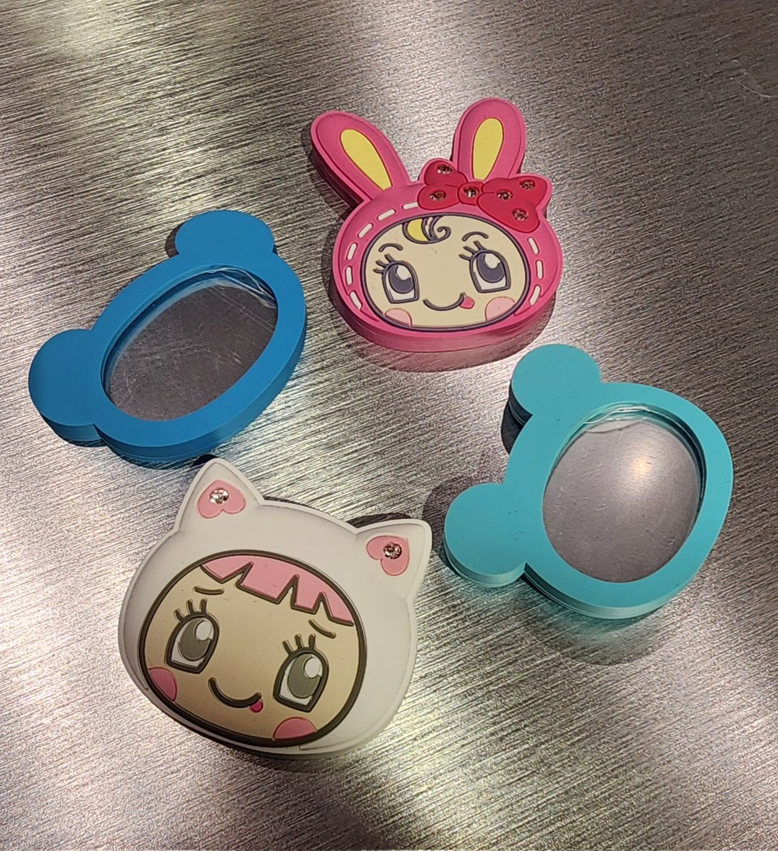 charaproducer's tweet photo. 〜かがみだってかわいくなりたいの〜

🐰お顔ラバーミラー😺
ナルミヤハッピーパークにて
本日11/23(日)〜発売

お顔の裏面が、かがみになっているよ！
#ナルミヤキャラクターズ
#ナカムラくん
#ベリエちゃん
#ミミリーちゃん
#ブルーベリエちゃん https://t.co/GweX9fg1cV