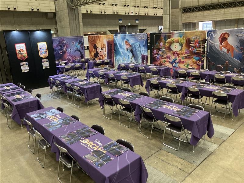 DisneyLOR_JP's tweet image. 【本日開催🏰】

本日も
ゲームマーケット2025秋！
#ディズニーロルカナ ブースは
展示ホール５、エリア番号 71です✨

昨日ご来場いただいた皆様ありがとうございました！
本日も初心者講習会、多人数戦
パックラッシュに参加いただけます🌟

詳細はこちら✅
takaratomy.co.jp/products/disne…