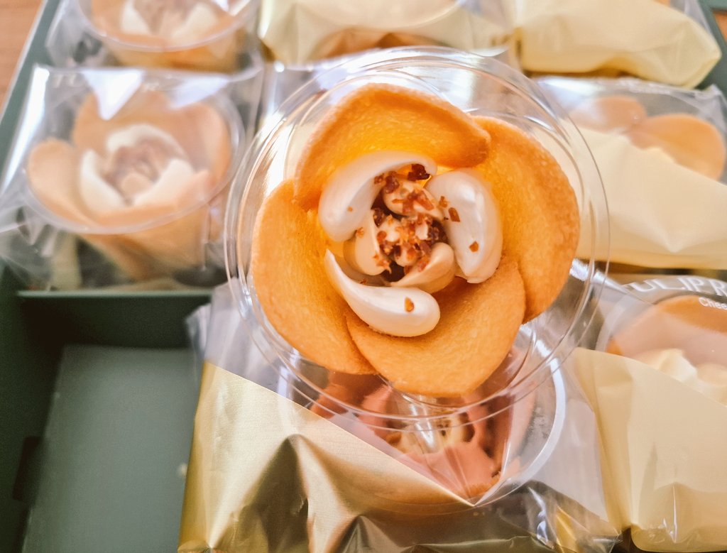 旦那の友人から貰ったお菓子…オシャレだなぁ…🌹かなーと思ったら🌷だった
白○○人みたいな味で美味しかった😊