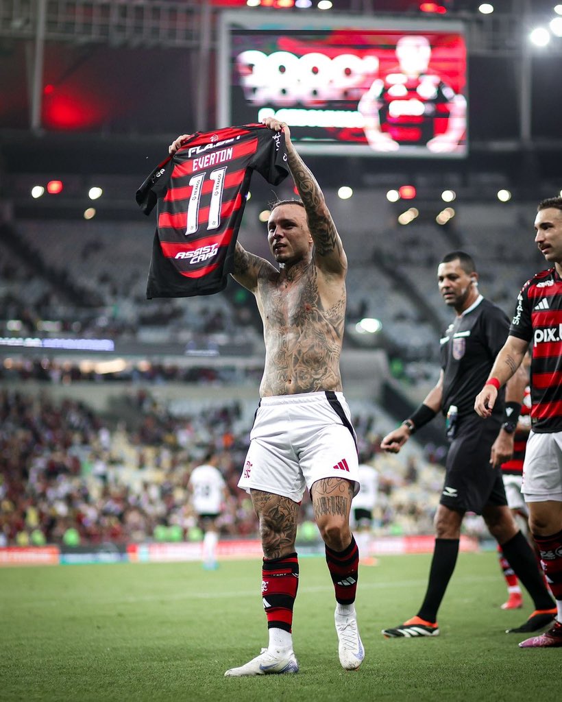 qgdahellen's tweet image. Éverton Cebolinha reencontrou a própria luz. Na reta final do ano, renasceu — e o futebol voltou a florescer nos pés de quem jamais deixou de acreditar.