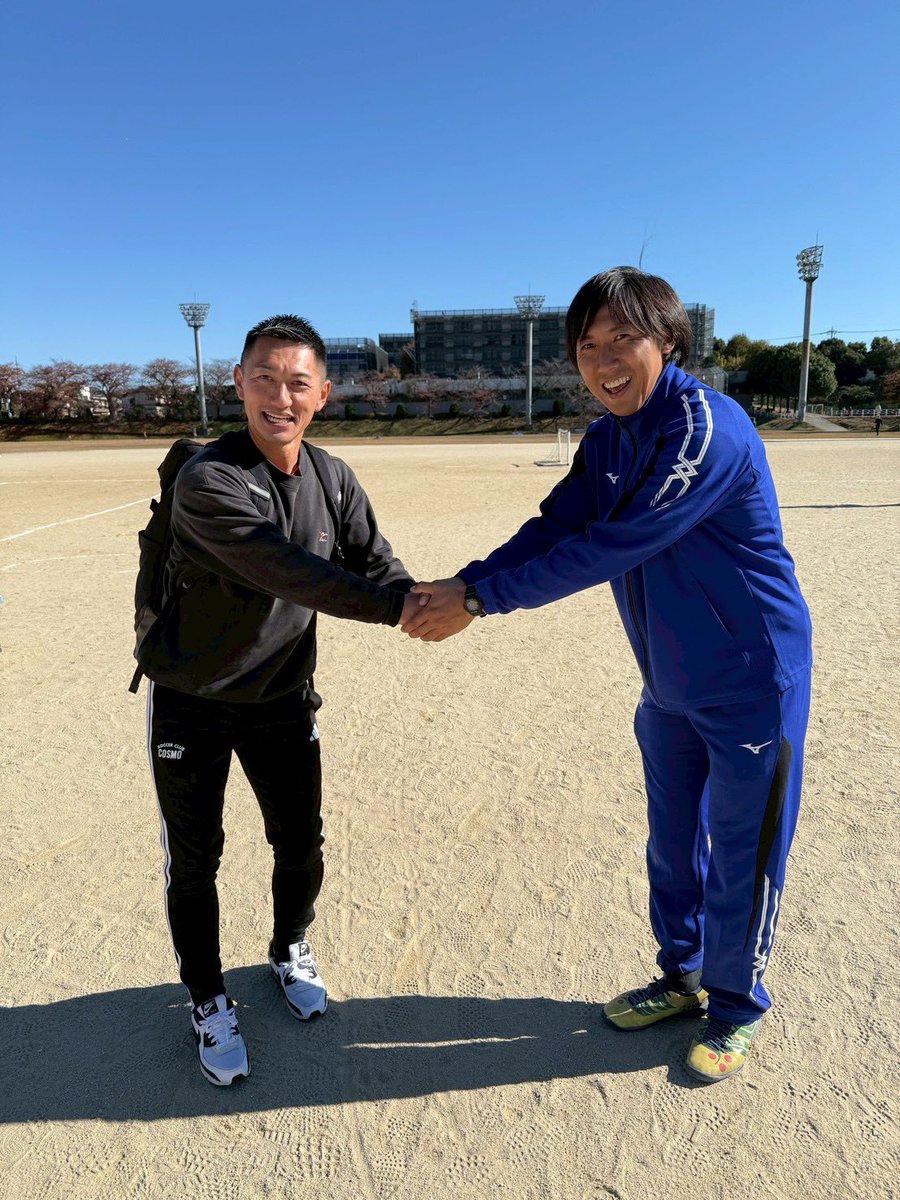 nishitokyo14's tweet photo. 大人同士も互いを讃えて🔥
コスモとジャクパの固い握手🤝
スポーツって素晴らしい✨

#ジャクパスポーツクラブ
#コスモスポーツクラブ
#幼児活動研究会株式会社  #株式会社ジャクパ

#第22回西東京市私立幼稚園サッカー大会  #football  #soccer #西東京市 #大会 
 #田無 #保谷 #幼稚園 #こども #幼児 https://t.co/OVzerxEqaY