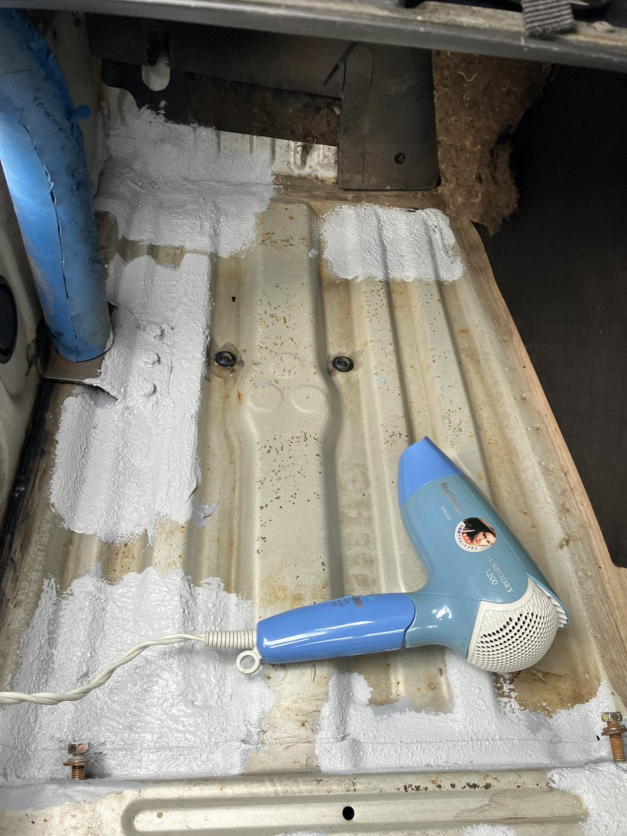 umeponea11r's tweet image. ローラーは均等に塗るには良い感じです♪
リブロックは「塗る」じゃなくて「置く」感じでとの事だったので最適です^ ^
あと、入らないところは筆とかですくって盛れば楽です♪匂いが全く無いのも良いですね(*^^*)
ドライヤー使ってて思いましたが・・・
エンジンかけてヒーター入れればよくね？（笑）