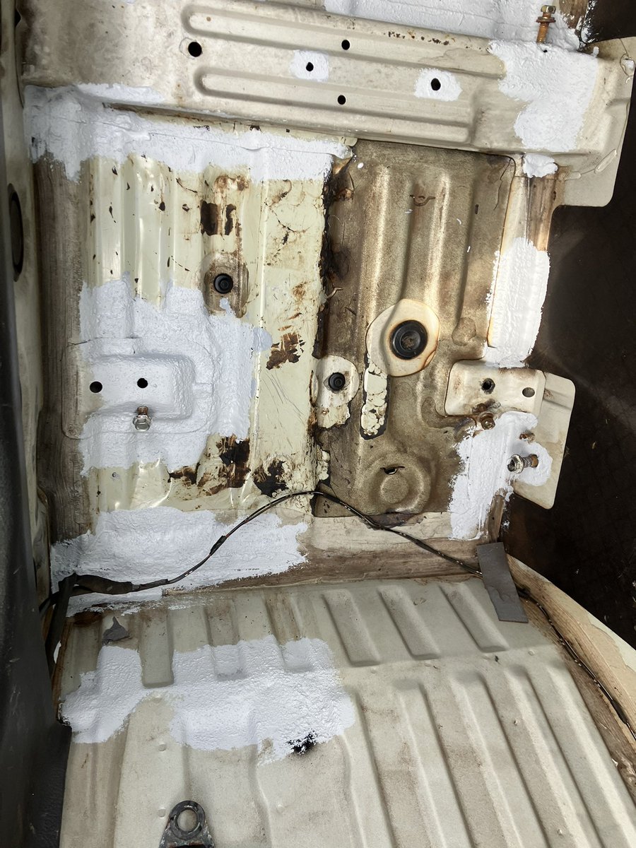 umeponea11r's tweet image. ローラーは均等に塗るには良い感じです♪
リブロックは「塗る」じゃなくて「置く」感じでとの事だったので最適です^ ^
あと、入らないところは筆とかですくって盛れば楽です♪匂いが全く無いのも良いですね(*^^*)
ドライヤー使ってて思いましたが・・・
エンジンかけてヒーター入れればよくね？（笑）