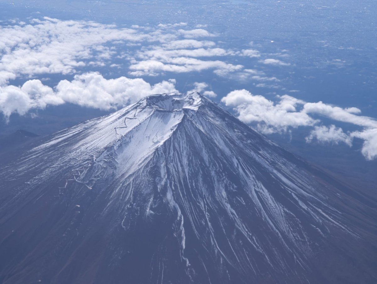 kuma_suke's tweet photo. 冠雪した富士山を上から見れた https://t.co/Na6hIuOF42