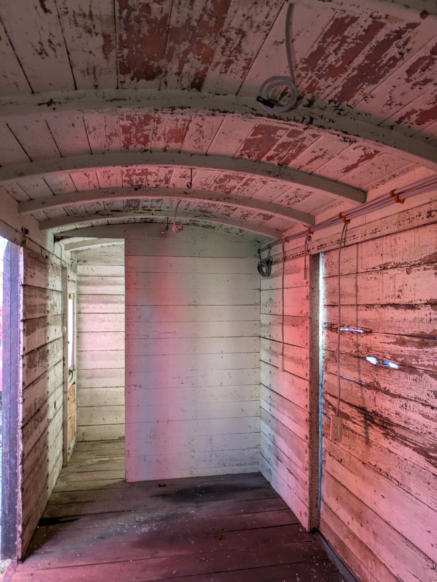 どうやらキッチンにしようとしてたらしく配線がやたらと多い(:3_ヽ)_