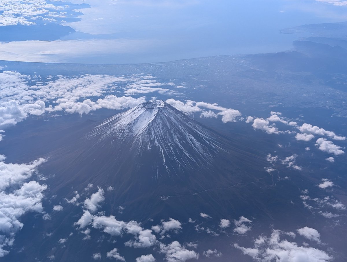 kuma_suke's tweet photo. 冠雪した富士山を上から見れた https://t.co/Na6hIuOF42