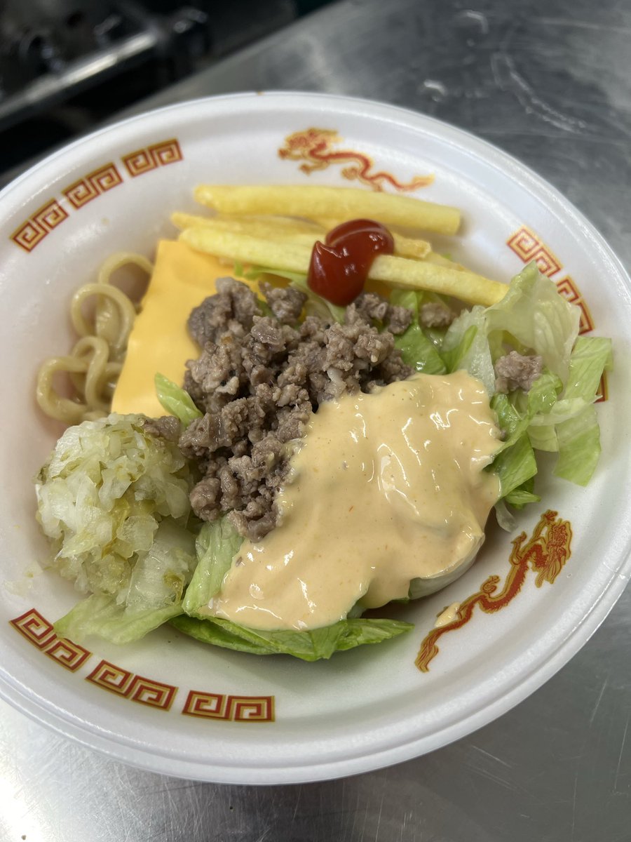 ジャンクガレッジ🍜 ビッグまぜそバーガー🍔 新宿大久保公園 俺も朝の