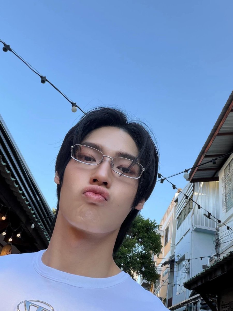 YaiFonZaa's tweet image. #winmetawin️ คนที่เจอมีแต่ชมว่าเขาหล่อ คือนี่ไม่เถียงซักคำเลยเพราะหลักฐานเป็นที่ประจักษ์ และมามุงที่ผิว แก๊!!!คือผิวขาวใสทะลุฟิลเตอร์เหมือนอาบน้ำแร่แช่น้ำนมมาเป็นพันปี ขาวอมชมพู ดูสุขภาพดี ผิวลูกคุณหนูสุด

˗ˏˋ /)  /)
ପ(˶•-•˶)ଓ ♡
   /づ  づ 

#SOURILocalExclusiveMenu
#SOURI