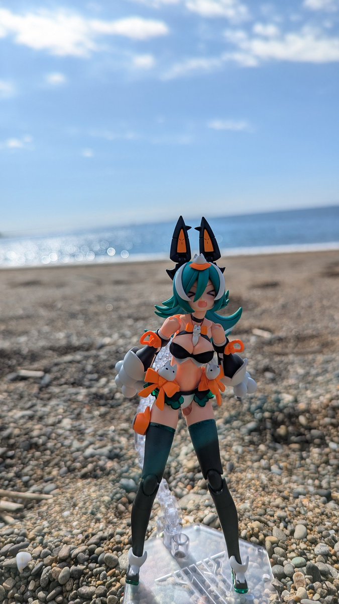 Model_Azumaudo's tweet image. 「海ですよご主人！きれいですね！！」
店主の薦められるまま、穴場の砂浜にきた