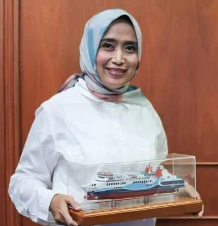 Airmata yang Tidak Seharusnya Jatuh

Dari Seorang Warga, Mantan Diaspora, dan Kader Muhammadiyah untuk Ira Puspadewi

Ada kalanya sebuah berita membuat kita berhenti sejenak, menarik napas dalam, lalu bertanya, "Mengapa seseorang yang begitu rapi jalan hidupnya harus menerima