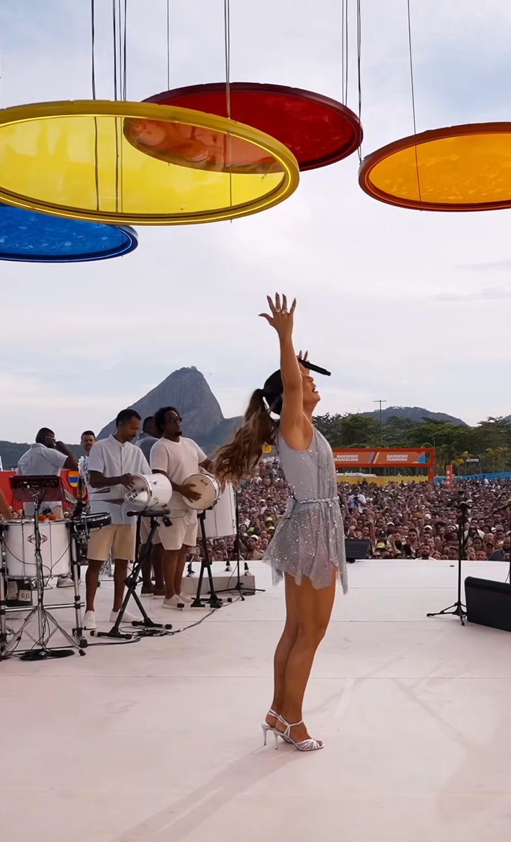 eiDavizinho's tweet image. NÃO É PRA QUALQUER UMA! Ivete Sangalo acabou de cantar 6 HORAS ininterruptas no #IveteClareou no RJ. 

Ela segue fazendo história! Show do ano. 

Tem que ter cardio 😮‍💨