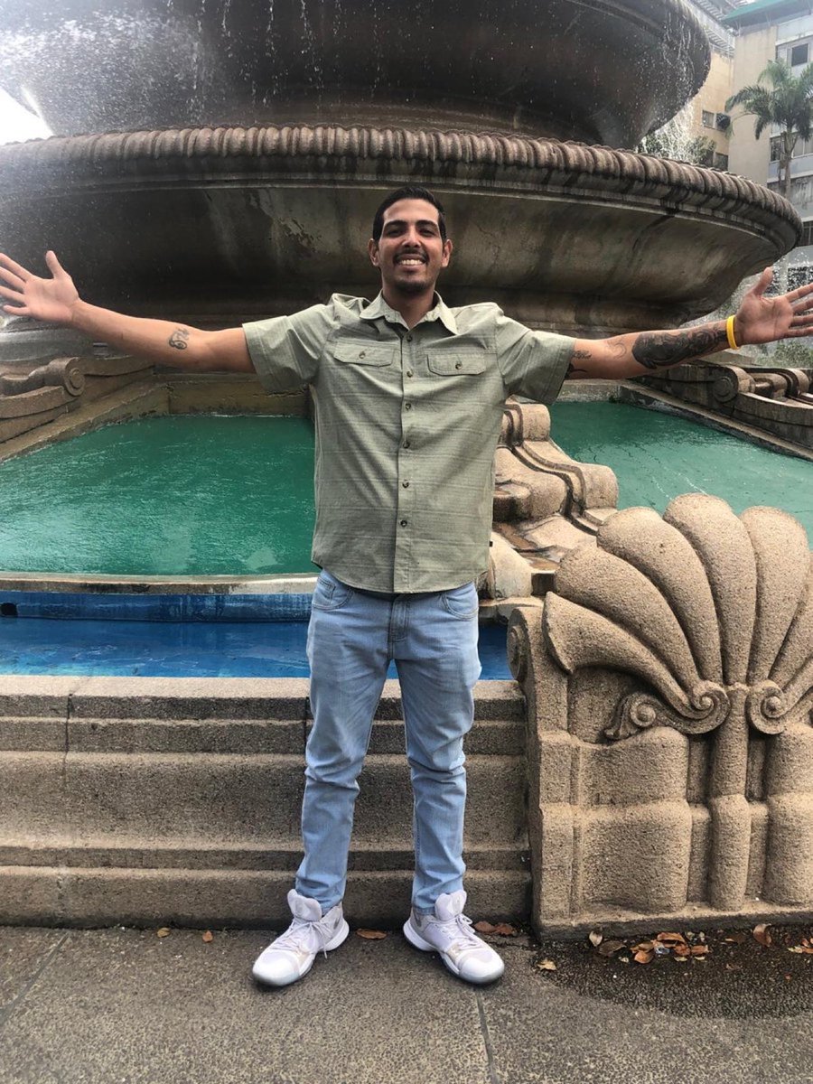 MADURO ASESINÓ
a
JONATHAN RODRIGUEZ
QEPD
era un joven de 30 años
PESCADOR
de Cepe, en el estado Aragua. Creció entre montañas y mar, viviendo como cualquier niño de su comunidad, aun cuando desde pequeño fue diagnosticado con
AUTISMO
Su vida cambió con la represión poselectoral