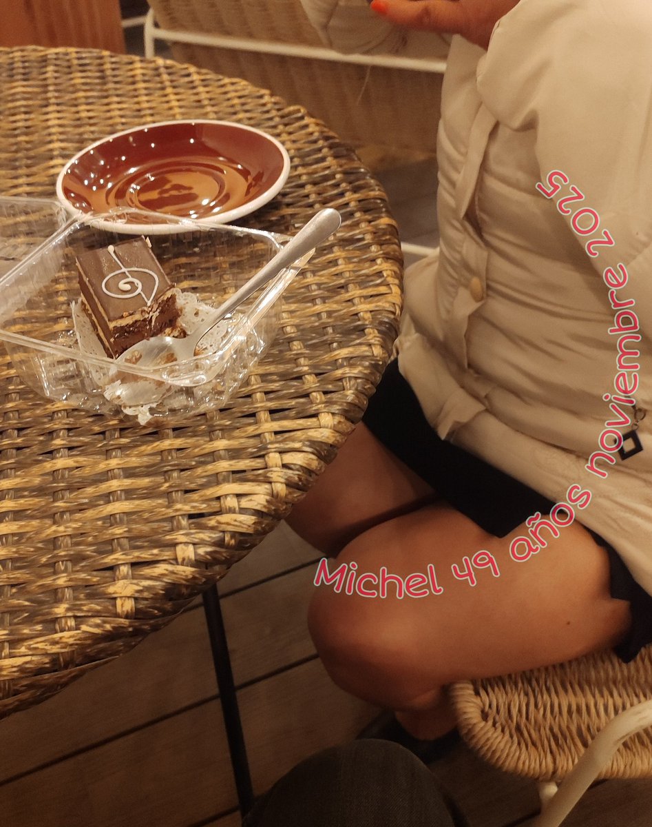 Buenas noches amables admiradores y seguidores saludos desde Texcoco vestidos y alborotados, pero aprovechamos la oportunidad y salimos a tomar un cafecito (Golden milk) y un pastelito 😁😃😘 aquí cerca de casa