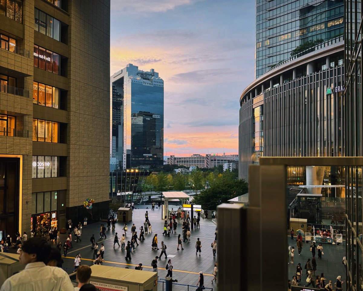 Location…Umeda, Osaka
大都会梅田サンセット🌇
#LeicaLUX 

#写真好きな人と繫がりたい
#streetphotography