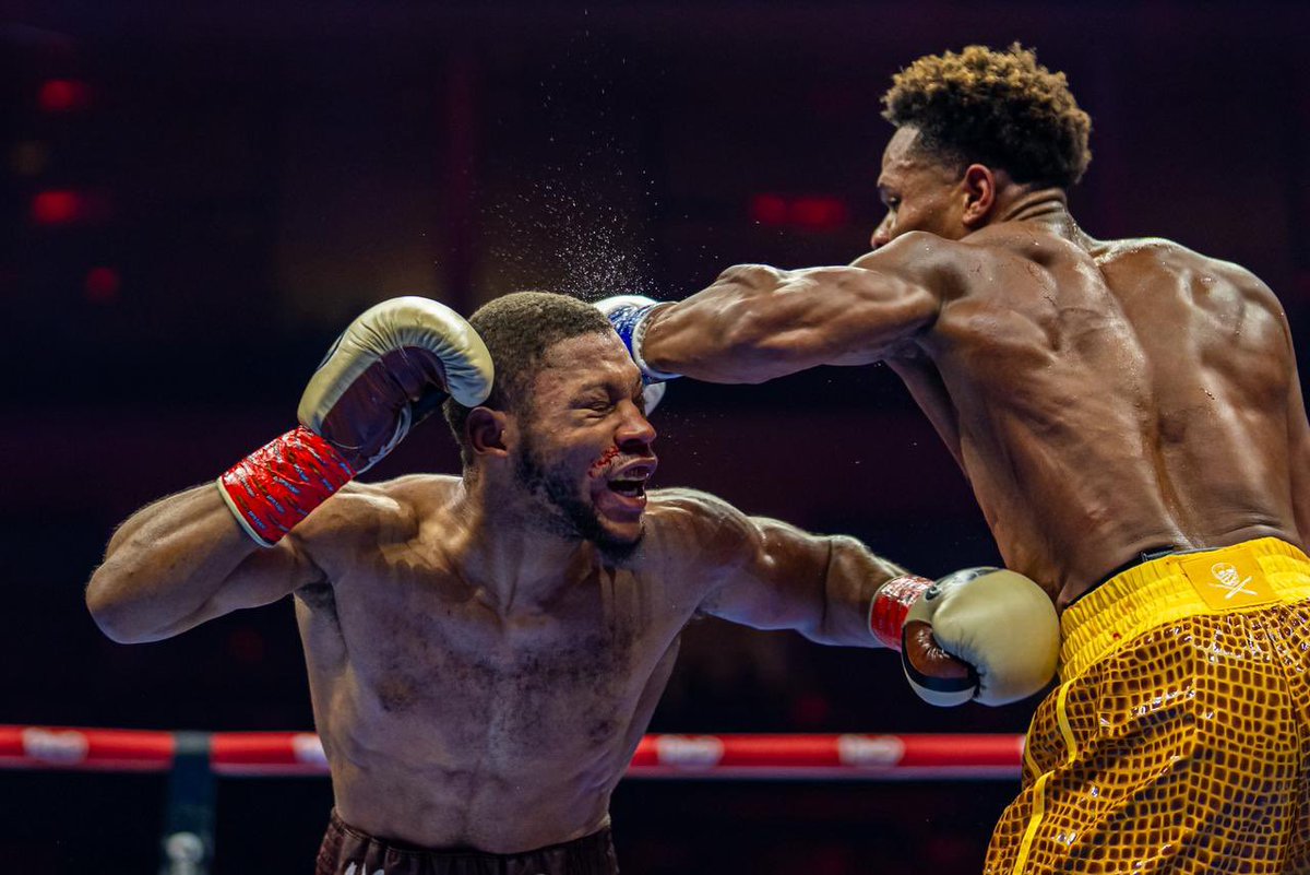 Turki_alalshikh's tweet image. بعد مواجهة صعبة ديفين هيني يحسمها ويتوّج بلقب بطل الوزن المتوسط الجديد بفوزه على براين نورمان جونيور ضمن نزالات ليلة الأبطال The Ring IV 🥊🔥

After a tough battle, Devin Haney pulls it off and is crowned the new welter weight champion with his victory over Brian Norman Jr. in…