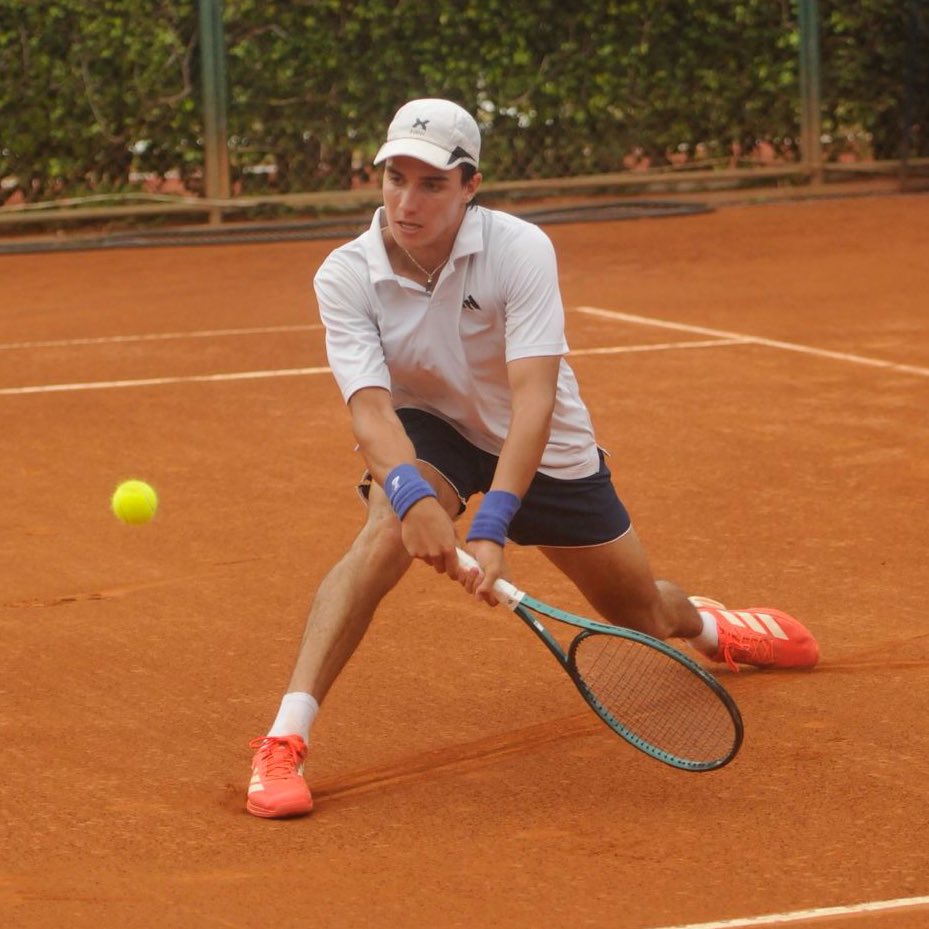 A los 21 años, desde mayo hasta ahora, Ratti pasó de estar En 1.600 ATP en singles y 1.300 en dobles, a casi Top650 en singles y 560 dobles.  Y subiendo. Sin sponsor(s), sin poder viajar casi con su coach e intentando vivir con el raquetero al hombro.