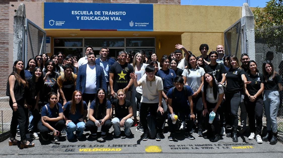 Nueva Guía de Estudio para quienes tramitan su licencia de conducir. 🚘

📕 Una herramienta educativa central que busca formar conductores más responsables, reducir siniestros y cuidar la vida en nuestras calles.