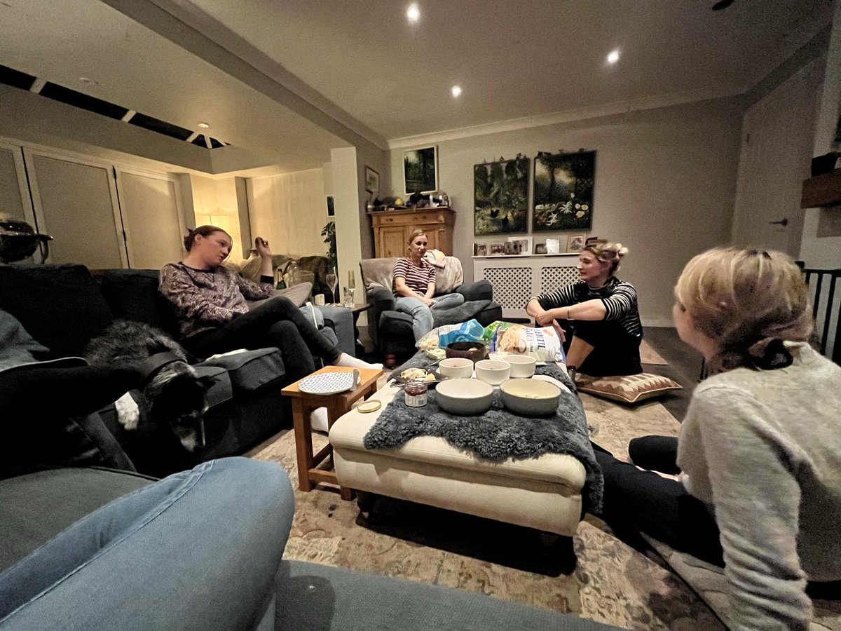 PTupac's tweet image. I love my friends partners. Like how is Joe here with 5 women and chilling. They are talking kids but still. I love him.