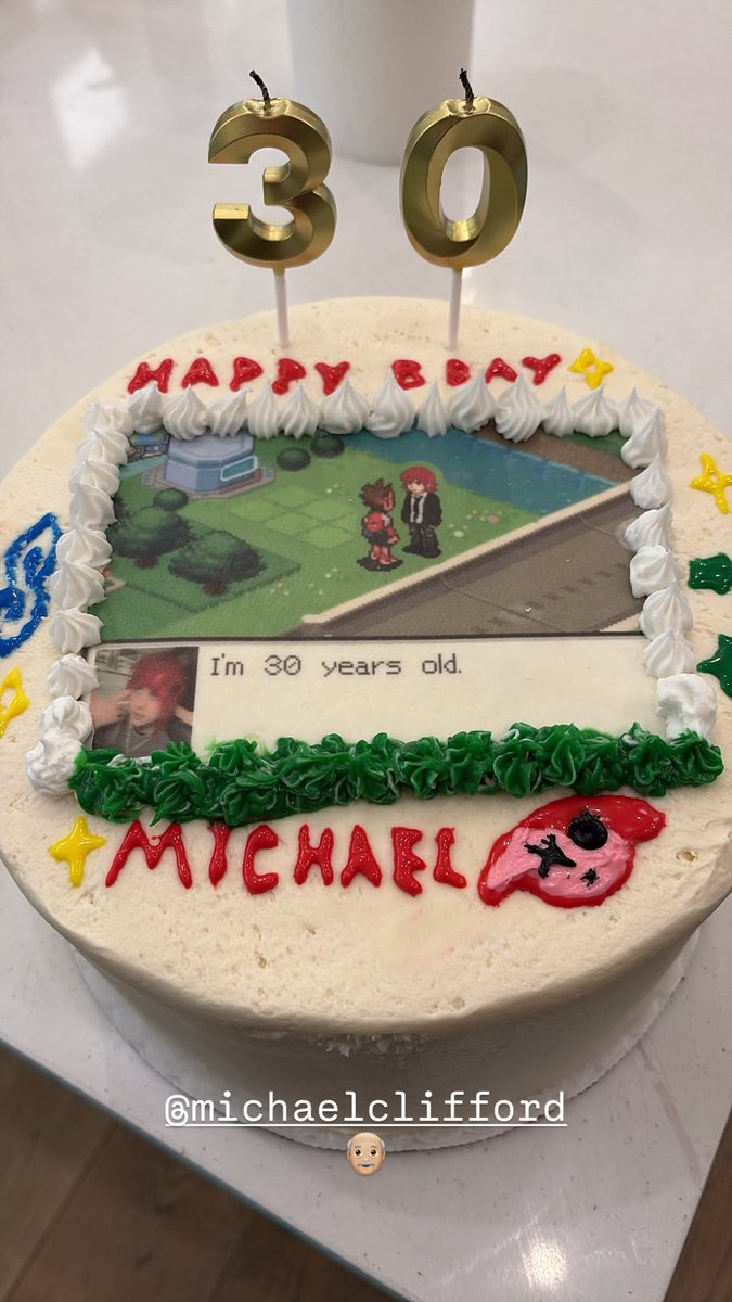 5SOSUpdES's tweet image. ◜📢◞ #INFOSOS — ¡Michael ya tiene 30 años! 🥹🩷 SHEPPARD (mánager de #LukeHemmings y amigo de la banda) compartió una foto del pastel de cumpleaños de #MichaelClifford 🎂 Incluía detalles de #SIDEQUEST, como Bloopy, y un diseño inspirado en Pokémon.

🔗: instagram.com/stories/sheppa…