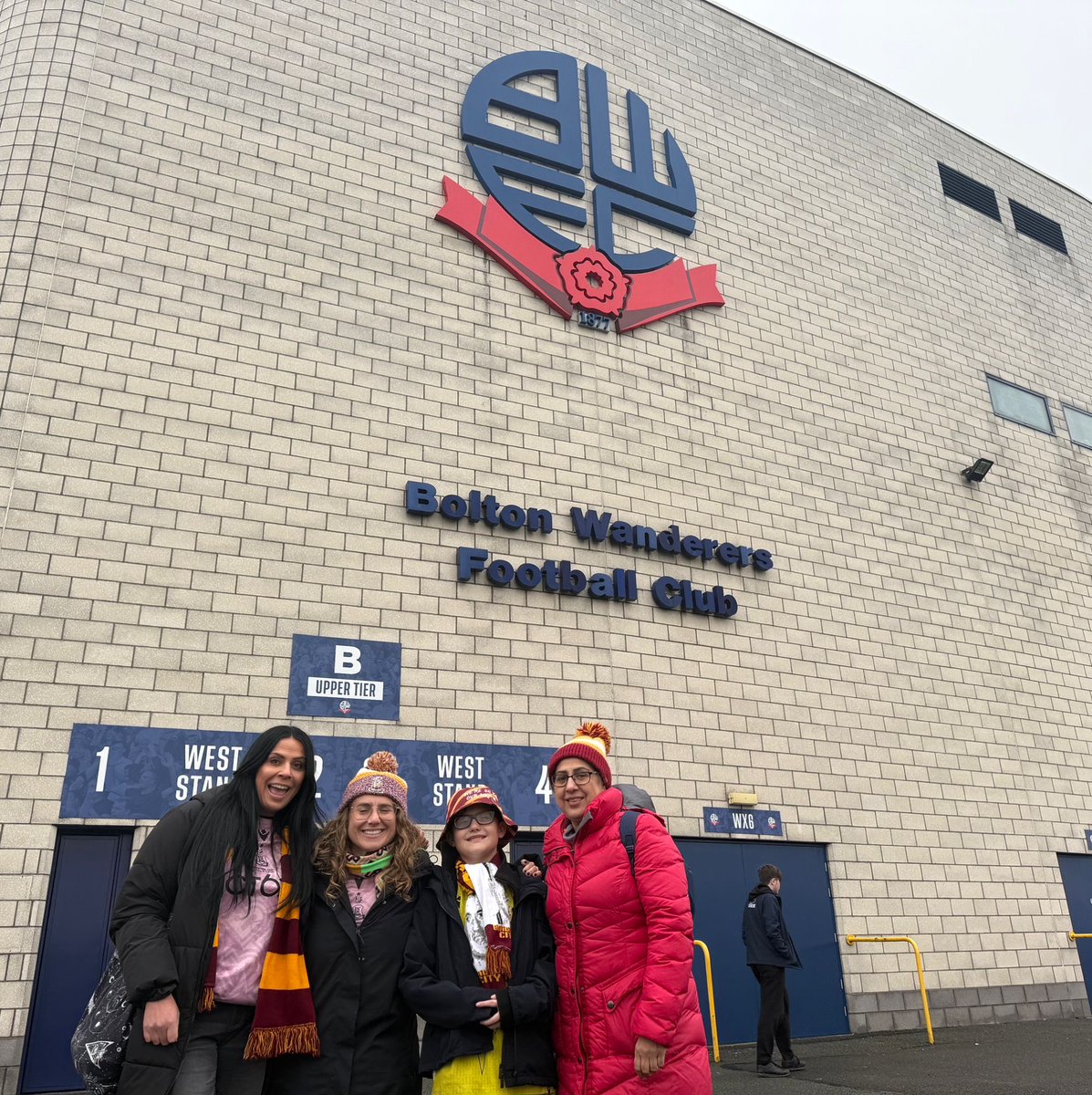 Kazza_belle's tweet image. A day of football! Watching our Laurie train first and then over to Bolton on the train  to watch #bcafc with my pals! Too work across Rail industry keeping us safe! Fab day out! Highlight was when a city fan warned his mates to keep back from Yellow line at Horwich Parkway!