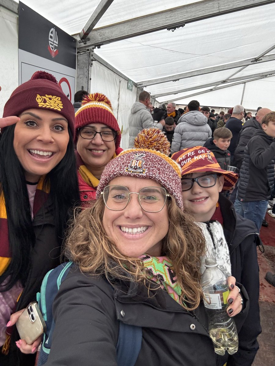 Kazza_belle's tweet image. A day of football! Watching our Laurie train first and then over to Bolton on the train  to watch #bcafc with my pals! Too work across Rail industry keeping us safe! Fab day out! Highlight was when a city fan warned his mates to keep back from Yellow line at Horwich Parkway!
