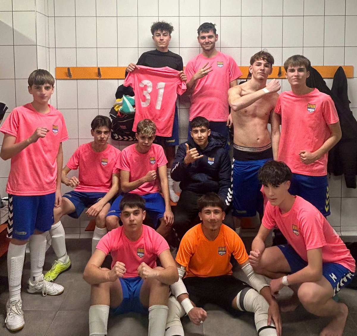 cfssantboi's tweet photo. FS Castelldefels 7-4 Juvenil B
Resultado final de la jornada 💛💙 #CFSSantBoi #unescutunafamilia https://t.co/p1WBbgnlHh